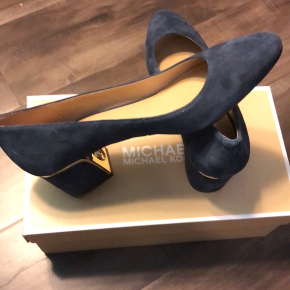 Michael Kors suede pump. - Picture 4 of 6